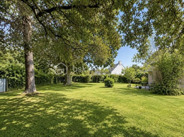 Aux portes de La Baule – Maison de plain-pied de 120 m² sur un magnifique terrain de 2 600 m²

Idéalement située chemin de la Nantaise, à proximité de l’Intermarché de Guérande et aux portes de La Baule, venez découvrir cette agréable maison de plain-pied construite en 2001, implantée dans un environnement verdoyant, d’une superficie habitable d’environ 120 m², elle offre une belle pièce de vie lumineuse de près de 50 m², composée d’un salon-séjour chaleureux agrémenté d’une cheminée.

La cuisine indépendante, aménagée et équipée, bénéficie d’un accès direct sur le jardin. Côté nuit, la maison propose trois chambres réparties en deux espaces distincts, dont une chambre disposant de sa salle d’eau. Une seconde salle d’eau équipée d’une douche et d’une baignoire, ainsi que deux wc indépendants, viennent compléter l’ensemble.

À l’extérieur, vous serez séduits par le magnifique terrain clos et arboré de 2 600 m², offrant un bel espace de détente et la possibilité d’y créer une piscine.

Enfin, un grand garage d’environ 40 m² complète ce bien et offre de nombreuses possibilités de rangement et d’aménagement.

Une maison agréable à vivre, avec de beaux volumes et un superbe extérieur, bénéficiant d’une situation privilégiée entre Guérande et La Baule.

Un potentiel d’évolution supplémentaire : le PLU permet également d’envisager une extension de la maison, offrant ainsi la possibilité d’agrandir la surface habitable selon vos besoins et votre projet, sous réserve des autorisations d’urbanisme.

À découvrir sans tarder ! résidence principale ou secondaire.