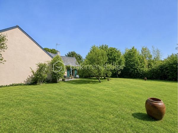 Aux portes de La Baule – Maison de plain-pied de 120 m² sur un magnifique terrain de 2 600 m²

Idéalement située chemin de la Nantaise, à proximité de l’Intermarché de Guérande et aux portes de La Baule, venez découvrir cette agréable maison de plain-pied construite en 2001, implantée dans un environnement verdoyant, d’une superficie habitable d’environ 120 m², elle offre une belle pièce de vie lumineuse de près de 50 m², composée d’un salon-séjour chaleureux agrémenté d’une cheminée.

La cuisine indépendante, aménagée et équipée, bénéficie d’un accès direct sur le jardin. Côté nuit, la maison propose trois chambres réparties en deux espaces distincts, dont une chambre disposant de sa salle d’eau. Une seconde salle d’eau équipée d’une douche et d’une baignoire, ainsi que deux wc indépendants, viennent compléter l’ensemble.

À l’extérieur, vous serez séduits par le magnifique terrain clos et arboré de 2 600 m², offrant un bel espace de détente et la possibilité d’y créer une piscine.

Enfin, un grand garage d’environ 40 m² complète ce bien et offre de nombreuses possibilités de rangement et d’aménagement.

Une maison agréable à vivre, avec de beaux volumes et un superbe extérieur, bénéficiant d’une situation privilégiée entre Guérande et La Baule.

Un potentiel d’évolution supplémentaire : le PLU permet également d’envisager une extension de la maison, offrant ainsi la possibilité d’agrandir la surface habitable selon vos besoins et votre projet, sous réserve des autorisations d’urbanisme.

À découvrir sans tarder ! résidence principale ou secondaire.