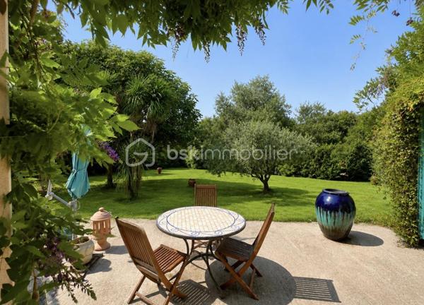 Aux portes de La Baule – Maison de plain-pied de 120 m² sur un magnifique terrain de 2 600 m²

Idéalement située chemin de la Nantaise, à proximité de l’Intermarché de Guérande et aux portes de La Baule, venez découvrir cette agréable maison de plain-pied construite en 2001, implantée dans un environnement verdoyant, d’une superficie habitable d’environ 120 m², elle offre une belle pièce de vie lumineuse de près de 50 m², composée d’un salon-séjour chaleureux agrémenté d’une cheminée.

La cuisine indépendante, aménagée et équipée, bénéficie d’un accès direct sur le jardin. Côté nuit, la maison propose trois chambres réparties en deux espaces distincts, dont une chambre disposant de sa salle d’eau. Une seconde salle d’eau équipée d’une douche et d’une baignoire, ainsi que deux wc indépendants, viennent compléter l’ensemble.

À l’extérieur, vous serez séduits par le magnifique terrain clos et arboré de 2 600 m², offrant un bel espace de détente et la possibilité d’y créer une piscine.

Enfin, un grand garage d’environ 40 m² complète ce bien et offre de nombreuses possibilités de rangement et d’aménagement.

Une maison agréable à vivre, avec de beaux volumes et un superbe extérieur, bénéficiant d’une situation privilégiée entre Guérande et La Baule.

Un potentiel d’évolution supplémentaire : le PLU permet également d’envisager une extension de la maison, offrant ainsi la possibilité d’agrandir la surface habitable selon vos besoins et votre projet, sous réserve des autorisations d’urbanisme.

À découvrir sans tarder ! résidence principale ou secondaire.