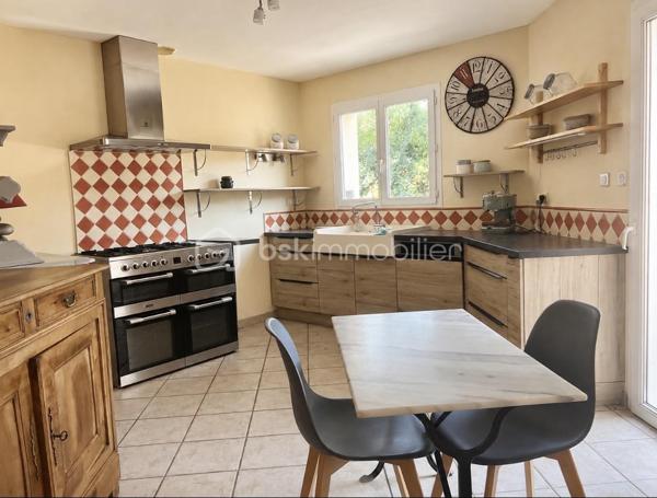 Aux portes de La Baule – Maison de plain-pied de 120 m² sur un magnifique terrain de 2 600 m²

Idéalement située chemin de la Nantaise, à proximité de l’Intermarché de Guérande et aux portes de La Baule, venez découvrir cette agréable maison de plain-pied construite en 2001, implantée dans un environnement verdoyant, d’une superficie habitable d’environ 120 m², elle offre une belle pièce de vie lumineuse de près de 50 m², composée d’un salon-séjour chaleureux agrémenté d’une cheminée.

La cuisine indépendante, aménagée et équipée, bénéficie d’un accès direct sur le jardin. Côté nuit, la maison propose trois chambres réparties en deux espaces distincts, dont une chambre disposant de sa salle d’eau. Une seconde salle d’eau équipée d’une douche et d’une baignoire, ainsi que deux wc indépendants, viennent compléter l’ensemble.

À l’extérieur, vous serez séduits par le magnifique terrain clos et arboré de 2 600 m², offrant un bel espace de détente et la possibilité d’y créer une piscine.

Enfin, un grand garage d’environ 40 m² complète ce bien et offre de nombreuses possibilités de rangement et d’aménagement.

Une maison agréable à vivre, avec de beaux volumes et un superbe extérieur, bénéficiant d’une situation privilégiée entre Guérande et La Baule.

Un potentiel d’évolution supplémentaire : le PLU permet également d’envisager une extension de la maison, offrant ainsi la possibilité d’agrandir la surface habitable selon vos besoins et votre projet, sous réserve des autorisations d’urbanisme.

À découvrir sans tarder ! résidence principale ou secondaire.