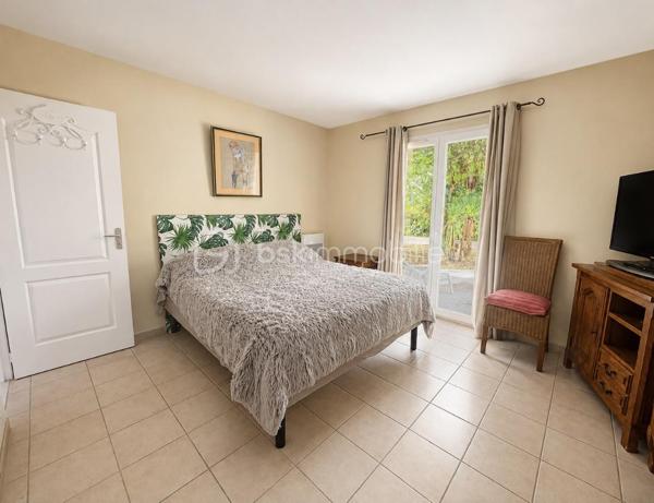 Aux portes de La Baule – Maison de plain-pied de 120 m² sur un magnifique terrain de 2 600 m²

Idéalement située chemin de la Nantaise, à proximité de l’Intermarché de Guérande et aux portes de La Baule, venez découvrir cette agréable maison de plain-pied construite en 2001, implantée dans un environnement verdoyant, d’une superficie habitable d’environ 120 m², elle offre une belle pièce de vie lumineuse de près de 50 m², composée d’un salon-séjour chaleureux agrémenté d’une cheminée.

La cuisine indépendante, aménagée et équipée, bénéficie d’un accès direct sur le jardin. Côté nuit, la maison propose trois chambres réparties en deux espaces distincts, dont une chambre disposant de sa salle d’eau. Une seconde salle d’eau équipée d’une douche et d’une baignoire, ainsi que deux wc indépendants, viennent compléter l’ensemble.

À l’extérieur, vous serez séduits par le magnifique terrain clos et arboré de 2 600 m², offrant un bel espace de détente et la possibilité d’y créer une piscine.

Enfin, un grand garage d’environ 40 m² complète ce bien et offre de nombreuses possibilités de rangement et d’aménagement.

Une maison agréable à vivre, avec de beaux volumes et un superbe extérieur, bénéficiant d’une situation privilégiée entre Guérande et La Baule.

Un potentiel d’évolution supplémentaire : le PLU permet également d’envisager une extension de la maison, offrant ainsi la possibilité d’agrandir la surface habitable selon vos besoins et votre projet, sous réserve des autorisations d’urbanisme.

À découvrir sans tarder ! résidence principale ou secondaire.