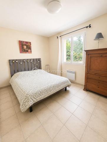 Aux portes de La Baule – Maison de plain-pied de 120 m² sur un magnifique terrain de 2 600 m²

Idéalement située chemin de la Nantaise, à proximité de l’Intermarché de Guérande et aux portes de La Baule, venez découvrir cette agréable maison de plain-pied construite en 2001, implantée dans un environnement verdoyant, d’une superficie habitable d’environ 120 m², elle offre une belle pièce de vie lumineuse de près de 50 m², composée d’un salon-séjour chaleureux agrémenté d’une cheminée.

La cuisine indépendante, aménagée et équipée, bénéficie d’un accès direct sur le jardin. Côté nuit, la maison propose trois chambres réparties en deux espaces distincts, dont une chambre disposant de sa salle d’eau. Une seconde salle d’eau équipée d’une douche et d’une baignoire, ainsi que deux wc indépendants, viennent compléter l’ensemble.

À l’extérieur, vous serez séduits par le magnifique terrain clos et arboré de 2 600 m², offrant un bel espace de détente et la possibilité d’y créer une piscine.

Enfin, un grand garage d’environ 40 m² complète ce bien et offre de nombreuses possibilités de rangement et d’aménagement.

Une maison agréable à vivre, avec de beaux volumes et un superbe extérieur, bénéficiant d’une situation privilégiée entre Guérande et La Baule.

Un potentiel d’évolution supplémentaire : le PLU permet également d’envisager une extension de la maison, offrant ainsi la possibilité d’agrandir la surface habitable selon vos besoins et votre projet, sous réserve des autorisations d’urbanisme.

À découvrir sans tarder ! résidence principale ou secondaire.