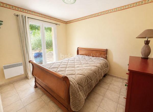 Aux portes de La Baule – Maison de plain-pied de 120 m² sur un magnifique terrain de 2 600 m²

Idéalement située chemin de la Nantaise, à proximité de l’Intermarché de Guérande et aux portes de La Baule, venez découvrir cette agréable maison de plain-pied construite en 2001, implantée dans un environnement verdoyant, d’une superficie habitable d’environ 120 m², elle offre une belle pièce de vie lumineuse de près de 50 m², composée d’un salon-séjour chaleureux agrémenté d’une cheminée.

La cuisine indépendante, aménagée et équipée, bénéficie d’un accès direct sur le jardin. Côté nuit, la maison propose trois chambres réparties en deux espaces distincts, dont une chambre disposant de sa salle d’eau. Une seconde salle d’eau équipée d’une douche et d’une baignoire, ainsi que deux wc indépendants, viennent compléter l’ensemble.

À l’extérieur, vous serez séduits par le magnifique terrain clos et arboré de 2 600 m², offrant un bel espace de détente et la possibilité d’y créer une piscine.

Enfin, un grand garage d’environ 40 m² complète ce bien et offre de nombreuses possibilités de rangement et d’aménagement.

Une maison agréable à vivre, avec de beaux volumes et un superbe extérieur, bénéficiant d’une situation privilégiée entre Guérande et La Baule.

Un potentiel d’évolution supplémentaire : le PLU permet également d’envisager une extension de la maison, offrant ainsi la possibilité d’agrandir la surface habitable selon vos besoins et votre projet, sous réserve des autorisations d’urbanisme.

À découvrir sans tarder ! résidence principale ou secondaire.