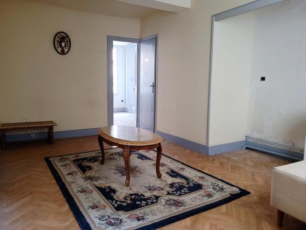 Immeuble indépendant, possibilité 3 appartements.