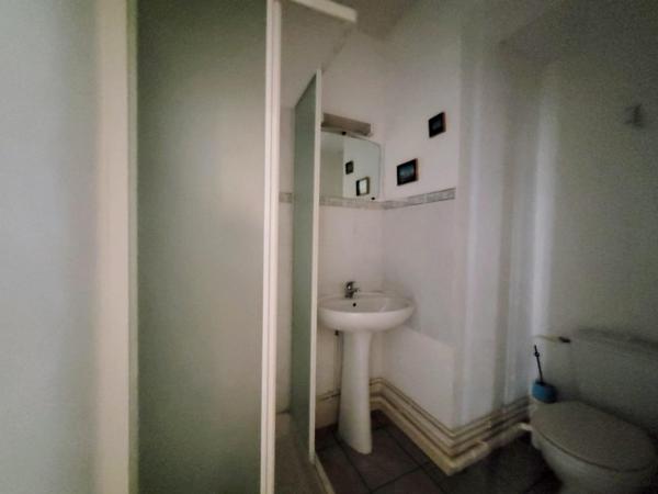 Immeuble indépendant, possibilité 3 appartements.