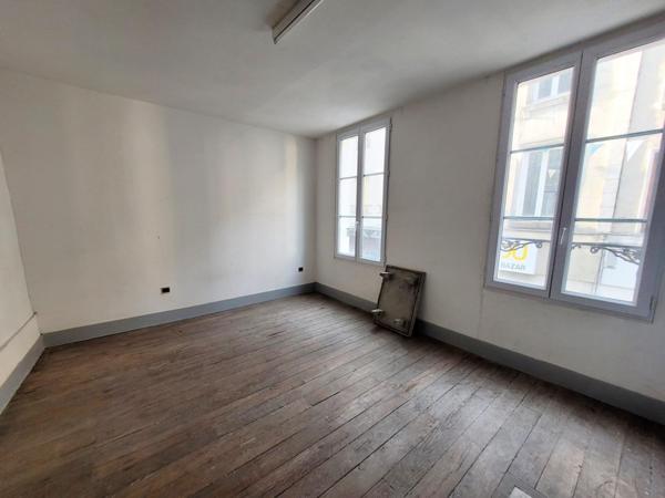 Immeuble indépendant, possibilité 3 appartements.