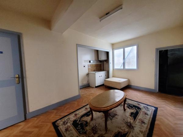 Immeuble indépendant, possibilité 3 appartements.