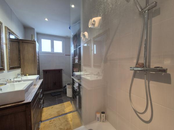 Maison familiale lumineuse et spacieuse.