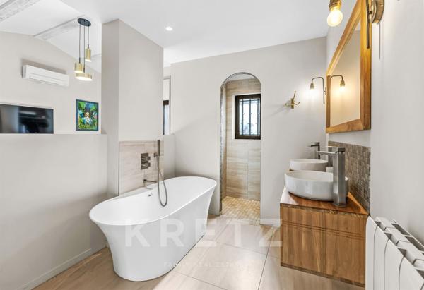 Sainte-Maxime, magnifique villa provençale proche des plages.