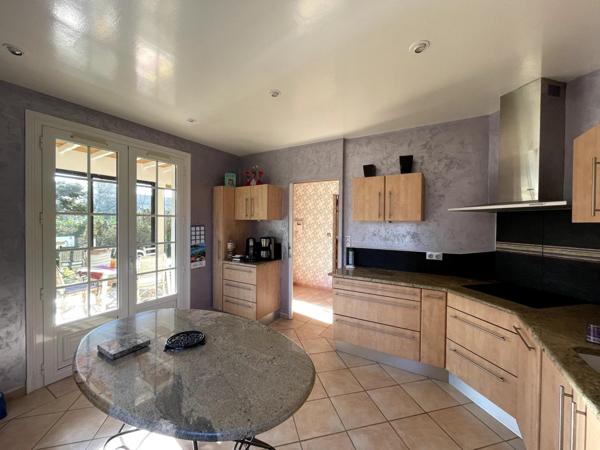 Spacieuse, lumineuse, confortable et bien située !