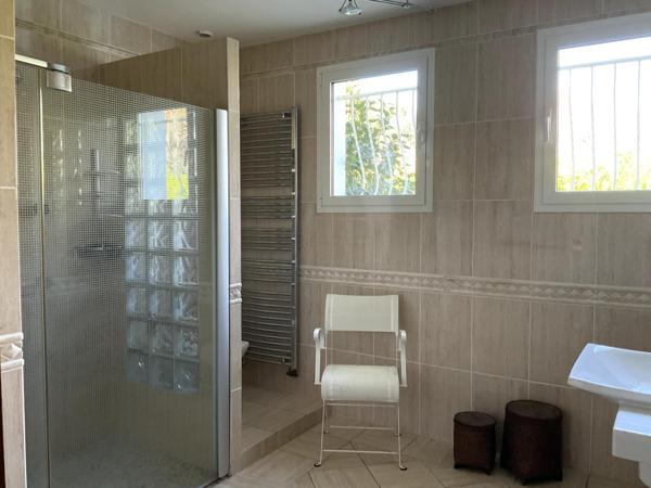 Spacieuse, lumineuse, confortable et bien située !