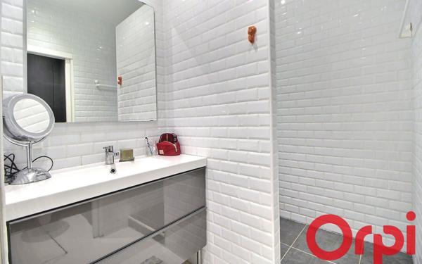 Appartement à vendre    3 pièces • 65,55 m2 Marseille 1