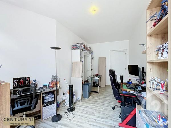 Immeuble à vendre  560,70 m 2   ST GAUDENS  - 31