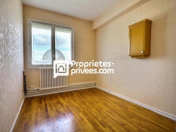 Appartement  T5/6 d'env. 106 m2 en dernier étage  avec 3/4 ch. et cave dans secteur prisé sur PERIGUEUX (24000)