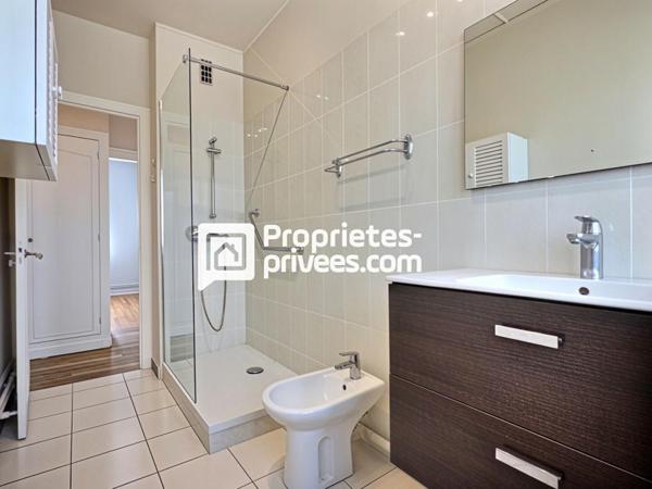 Appartement  T5/6 d'env. 106 m2 en dernier étage  avec 3/4 ch. et cave dans secteur prisé sur PERIGUEUX (24000)