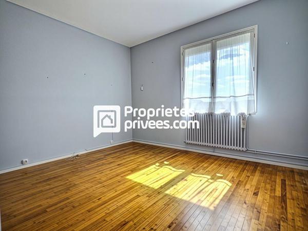 Appartement  T5/6 d'env. 106 m2 en dernier étage  avec 3/4 ch. et cave dans secteur prisé sur PERIGUEUX (24000)
