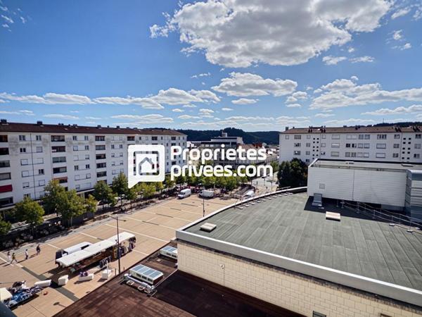Appartement  T5/6 d'env. 106 m2 en dernier étage  avec 3/4 ch. et cave dans secteur prisé sur PERIGUEUX (24000)