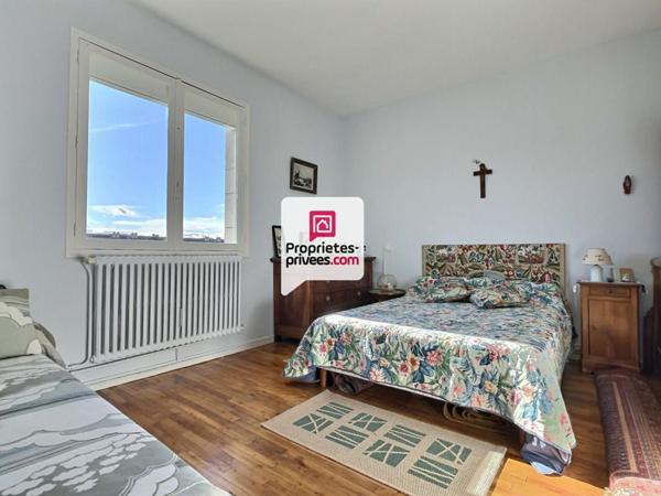 Appartement T5/6 d'env. 106 m2 en dernier étage avec 4 ch. et cave dans secteur prisé sur PERIGUEUX (24000)