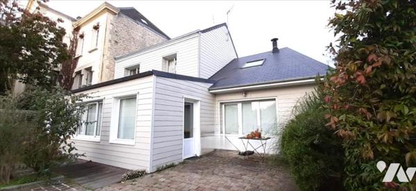 MAISON EQUEURDREVILLE CENTRE 4 CHAMBRES + COUR