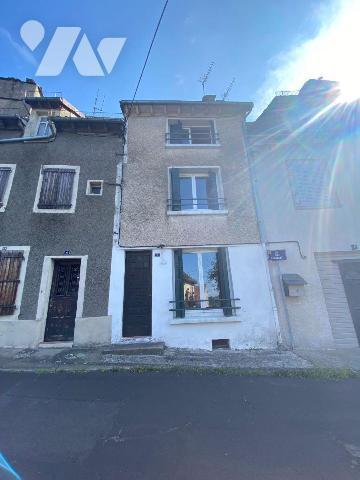 A vendre à Mauriac (CANTAL), à proximité immédiate du centre-ville, des commerces et services, ...