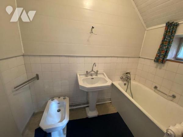 A vendre à Mauriac (CANTAL), à proximité immédiate du centre-ville, des commerces et services, ...