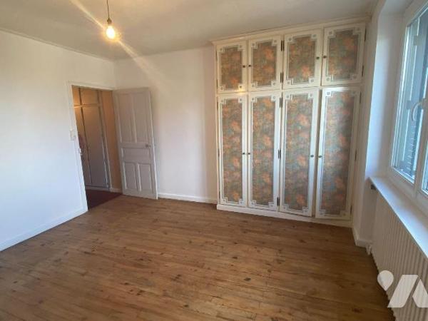 A vendre à Mauriac (CANTAL), à proximité immédiate du centre-ville, des commerces et services, ...