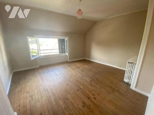 A vendre à Mauriac (CANTAL), à proximité immédiate du centre-ville, des commerces et services, ...