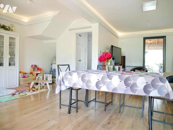 Centre ville de CASTRIES, maison 83 m², 4 pièces dont 3 chambres, garage, terrasse et jardin.