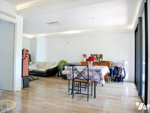 Centre ville de CASTRIES, maison 83 m², 4 pièces dont 3 chambres, garage, terrasse et jardin.