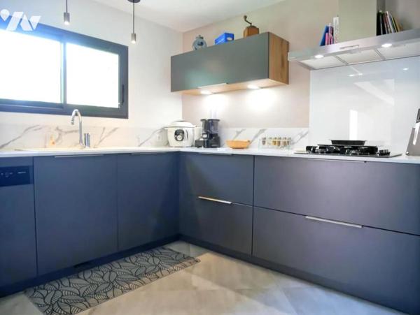 Centre ville de CASTRIES, maison 83 m², 4 pièces dont 3 chambres, garage, terrasse et jardin.