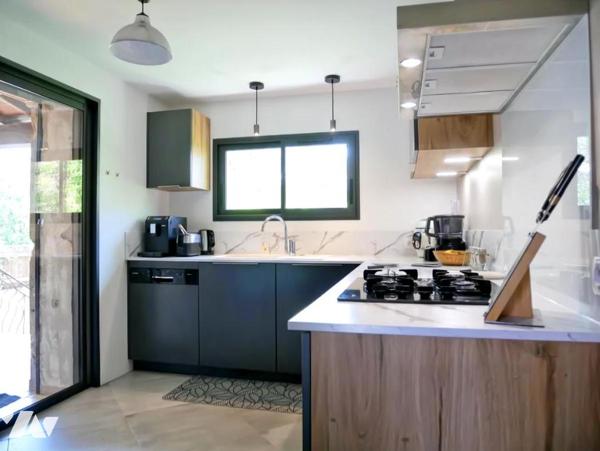 Centre ville de CASTRIES, maison 83 m², 4 pièces dont 3 chambres, garage, terrasse et jardin.