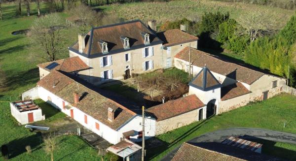 PROPRIETE DU 18ème MAGNIFIQUEMENT RESTAUREE AVEC DEPENDANCES SUR 8 HA