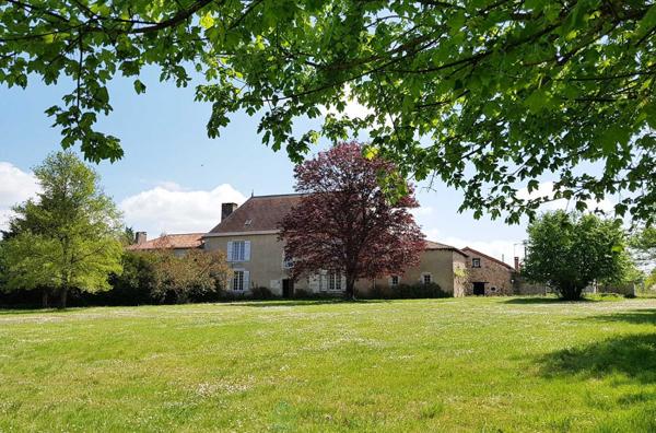 PROPRIETE DU 18ème MAGNIFIQUEMENT RESTAUREE AVEC DEPENDANCES SUR 8 HA