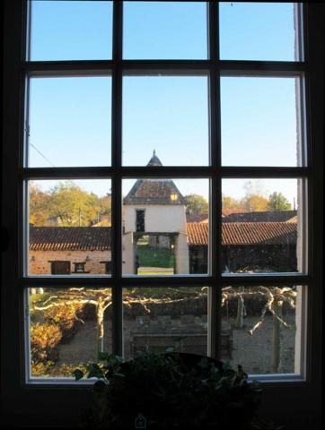 PROPRIETE DU 18ème MAGNIFIQUEMENT RESTAUREE AVEC DEPENDANCES SUR 8 HA
