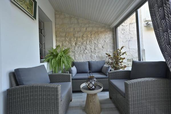 Maison de ville avec Véranda, terrasse, jardin à SAINTES (17)