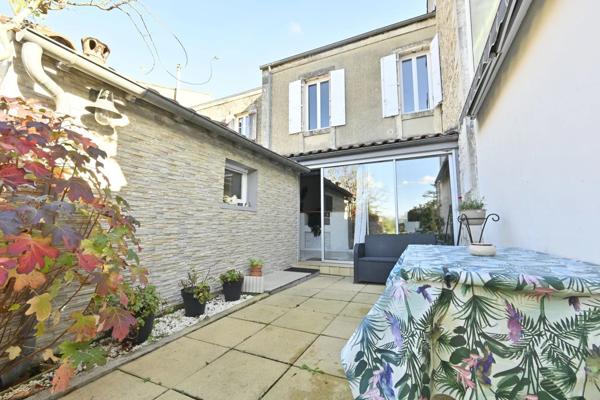 Maison de ville avec Véranda, terrasse, jardin à SAINTES (17)