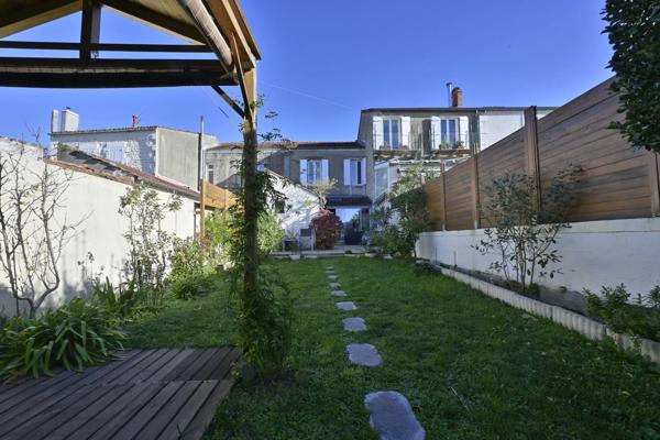 Maison de ville avec Véranda, terrasse, jardin à SAINTES (17)