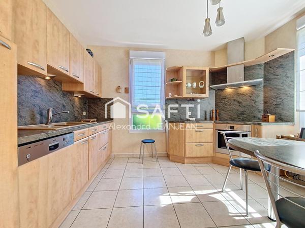 Maison de plain pied avec garage et jardin