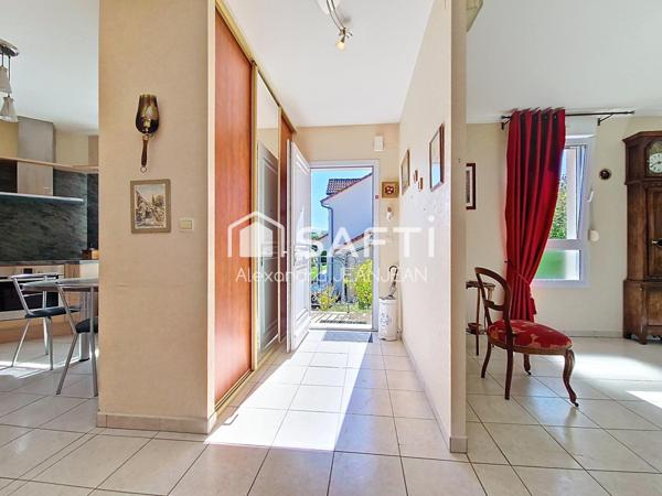 Maison de plain pied avec garage et jardin