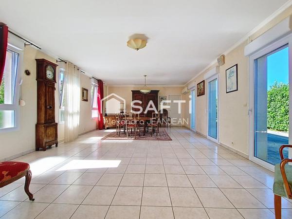 Maison de plain pied avec garage et jardin