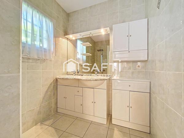 Maison de plain pied avec garage et jardin