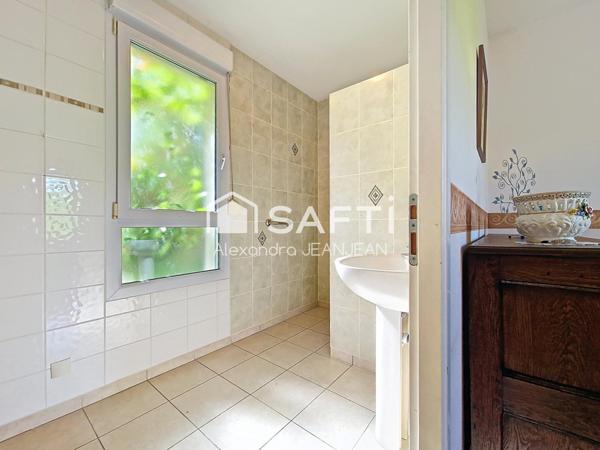 Maison de plain pied avec garage et jardin