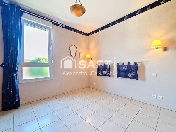 Maison de plain pied avec garage et jardin