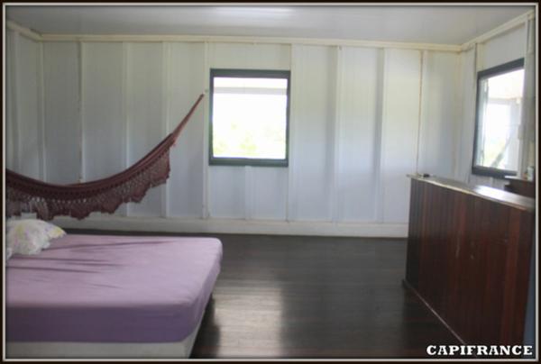 A VENDRE A KOUROU AU PK9 (GUYANE FRANCAISE) UNE BELLE MAISON T5 (R+1) de 219 m² ET TROIS APPARTEMENTS - SUPERFICIE DU TERRAIN DE 5000 m² - AU PRIX DE 420000 €.