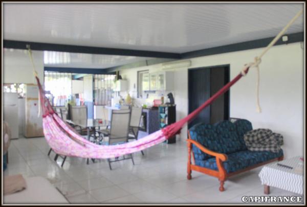 A VENDRE A KOUROU AU PK9 (GUYANE FRANCAISE) UNE BELLE MAISON T5 (R+1) de 219 m² ET TROIS APPARTEMENTS - SUPERFICIE DU TERRAIN DE 5000 m² - AU PRIX DE 420000 €.