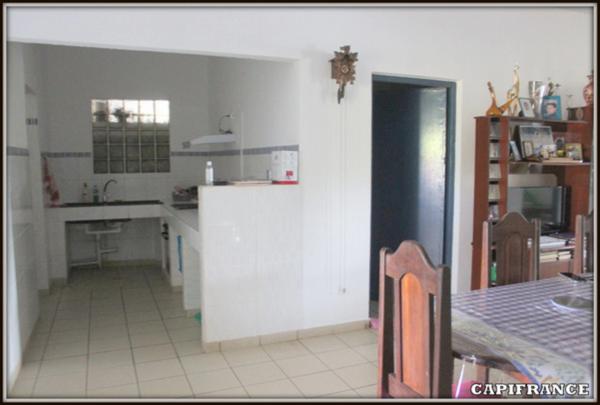 A VENDRE A KOUROU AU PK9 (GUYANE FRANCAISE) UNE BELLE MAISON T5 (R+1) de 219 m² ET TROIS APPARTEMENTS - SUPERFICIE DU TERRAIN DE 5000 m² - AU PRIX DE 420000 €.