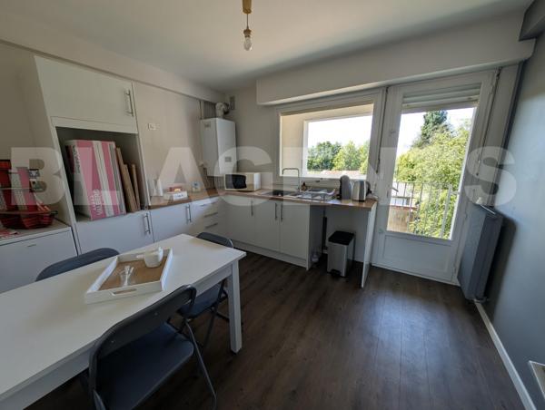 Superbe appartement 2 chambres (poss. 3) avec grand balcon – Résidence calme avec ascenseur et parki