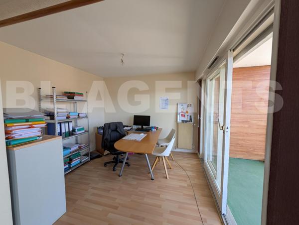 Superbe appartement 2 chambres (poss. 3) avec grand balcon – Résidence calme avec ascenseur et parki