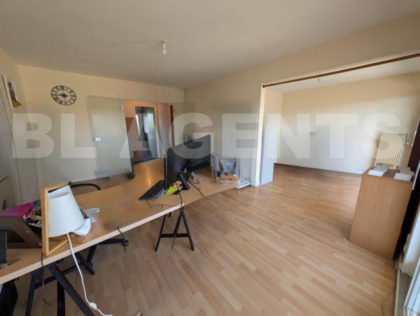 Superbe appartement 2 chambres (poss. 3) avec grand balcon – Résidence calme avec ascenseur et parki