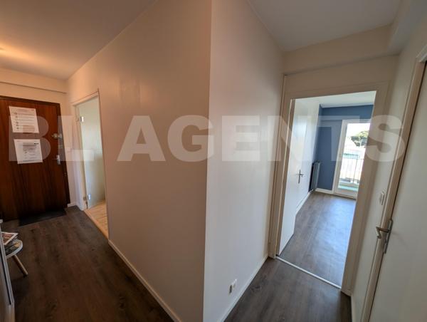 Superbe appartement 2 chambres (poss. 3) avec grand balcon – Résidence calme avec ascenseur et parki